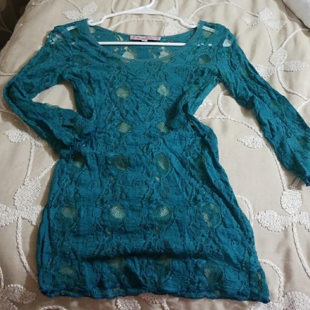 Quarter sleeve lace top